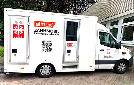 Mobilny gabinet stomatologiczny Zahnmobil prowadzony przez Caritas