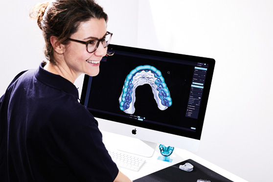 Technik w pracowni korzysta z oprogramowanie DentaMile connect